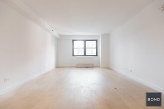 222 E 39th St in New York, NY - Building Photo - Building Photo