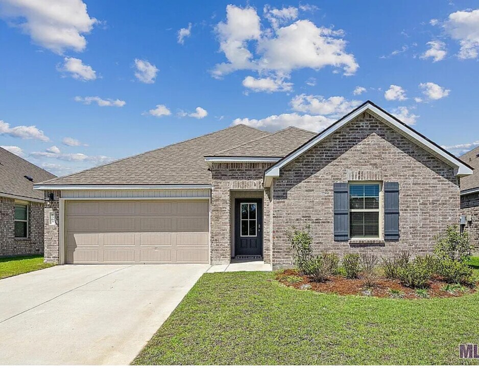 8365 Rosemary Ave in Denham Springs, LA - Building Photo