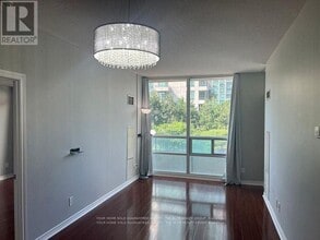 3504-3504 Hurontario St in Mississauga, ON - Building Photo - Building Photo