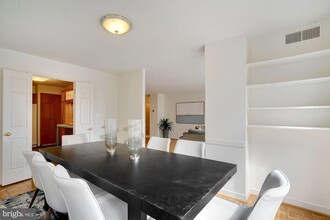 1077 30th St NW, Unit 410 in Washington, DC - Building Photo - Building Photo