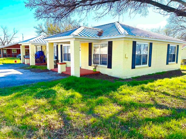 property at 800 S Vandeveer St