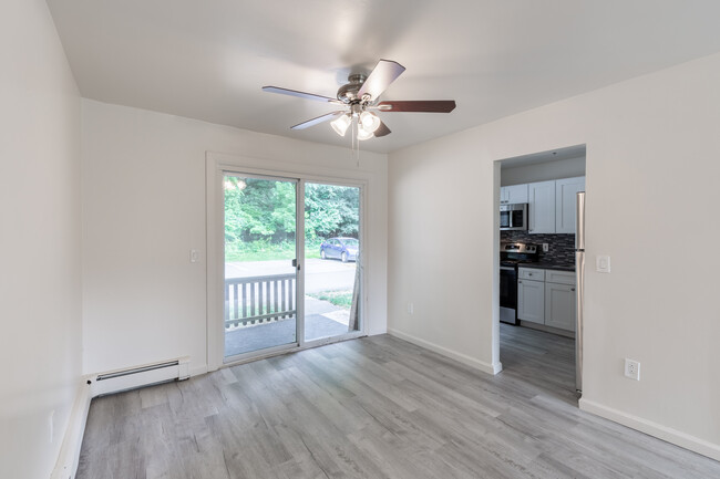 Country Manor Apartments in Middletown, NY - Building Photo - Interior Photo