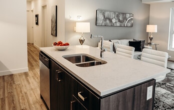 570 Stradbrook in Winnipeg, MB - Building Photo - Building Photo