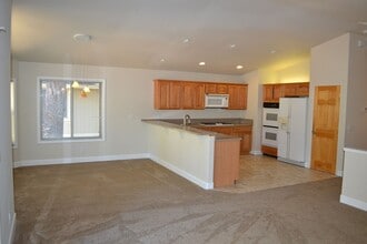 699 Eloise Ave in South Lake Tahoe, CA - Foto de edificio - Building Photo