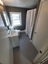 192 Tiogue Ave, Unit 4 in Coventry, RI - Foto de edificio - Building Photo