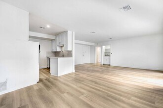 8430 De Longpre in West Hollywood, CA - Foto de edificio - Building Photo