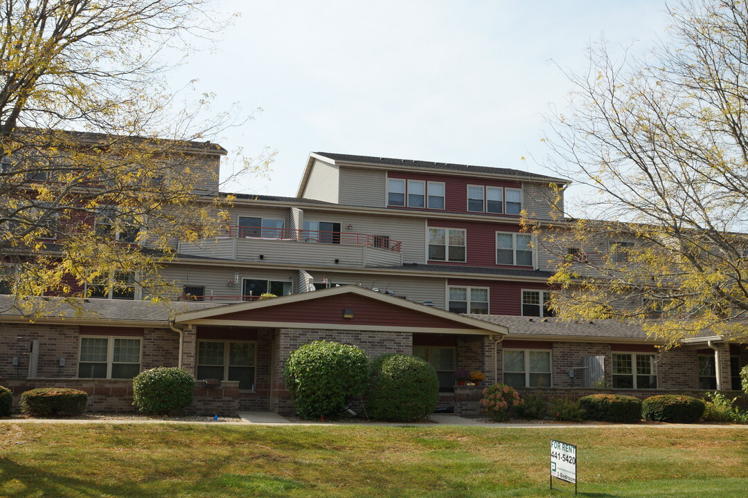 Woodland Commons McFarland in McFarland, WI - Foto de edificio