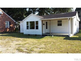 2405 Bay St in Morehead City, NC - Building Photo