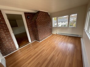 33 Blake St, Unit 2 in Newton, MA - Foto de edificio - Building Photo