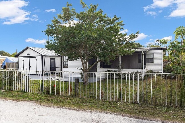 7818 SE Arrance St in Hobe Sound, FL - Building Photo - Building Photo