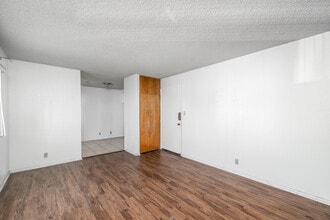 11503 Menlo Ave. in Hawthorne, CA - Foto de edificio - Interior Photo