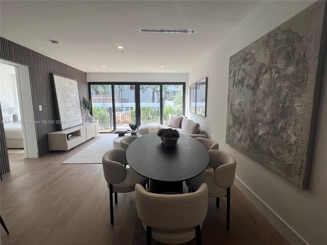 200 Sunrise Dr in Key Biscayne, FL - Foto de edificio - Building Photo