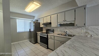 2104 Dunes Way Dr W in Jacksonville, FL - Building Photo - Building Photo