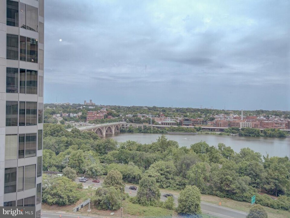 1111 19th St N in Arlington, VA - Building Photo