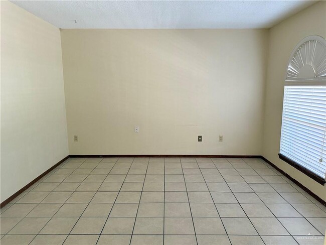 715 Daffodil Ave in McAllen, TX - Foto de edificio - Building Photo