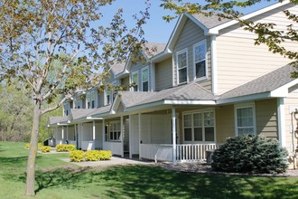 Woodland Townhomes in Mahtomedi, MN - Building Photo - Building Photo