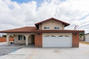 13635 Arrow Route in Fontana, CA - Building Photo