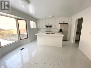 94 Pinewood Dr in Vaughan, ON - Building Photo - Building Photo