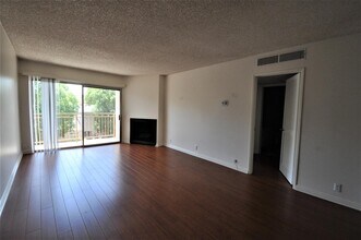 12245 Chandler Blvd, Unit 209 in Los Angeles, CA - Building Photo - Building Photo