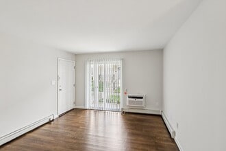 Queens Gardens in Colonia, NJ - Foto de edificio - Building Photo