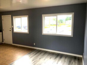 50 Wedeene St in Kitimat, BC - Building Photo - Building Photo