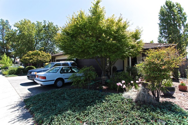 651-653 Oregon St in Sonoma, CA - Foto de edificio - Building Photo