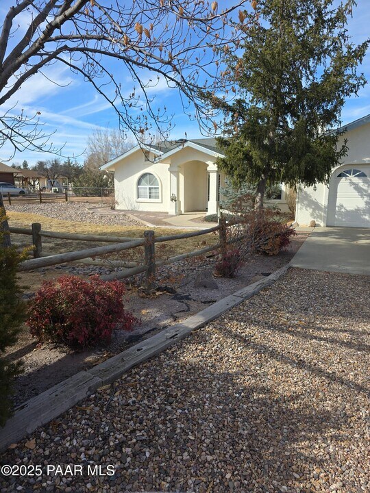 2050 Val Vista Dr in Chino Valley, AZ - Building Photo