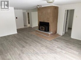 207 Bayview Ave in Georgina, ON - Building Photo