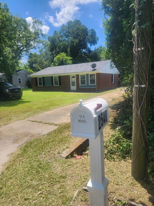 2540 Cherokee Dr in Albany, GA - Building Photo