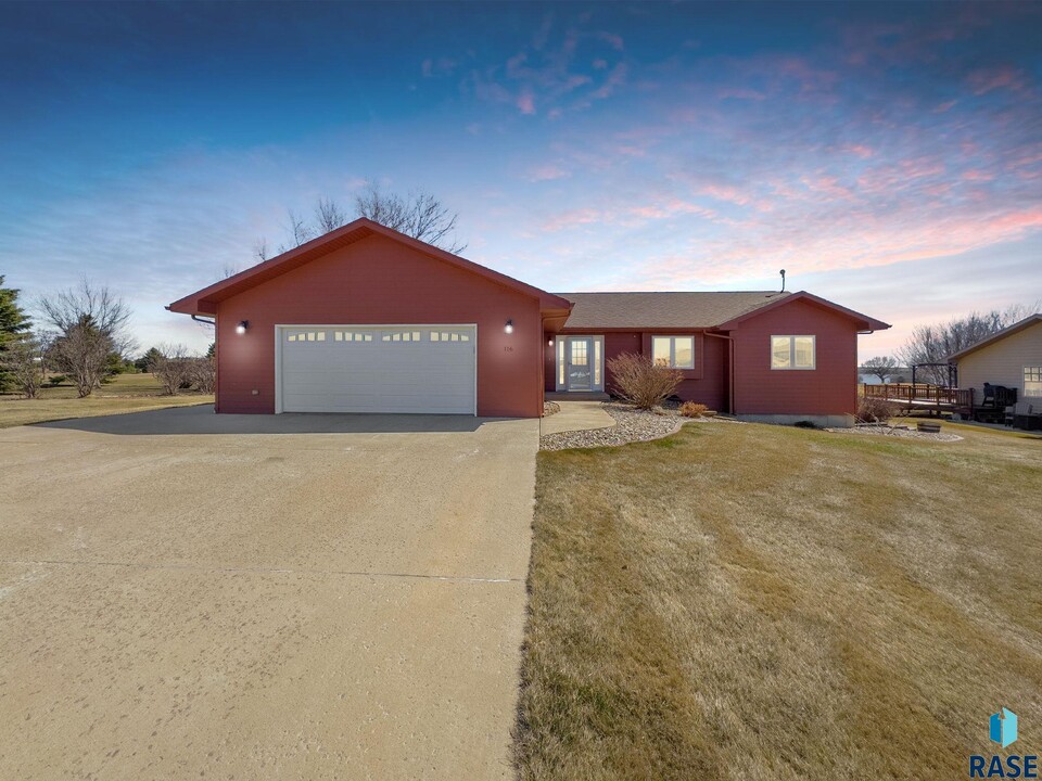 116 Lake Ridge Dr in Wentworth, SD - Foto de edificio