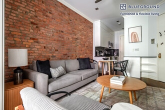 95 Perry St in New York, NY - Building Photo - Building Photo
