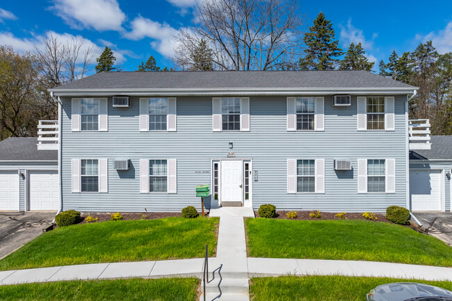 Germantown Evergreen Apartments in Germantown, WI - Foto de edificio - Building Photo