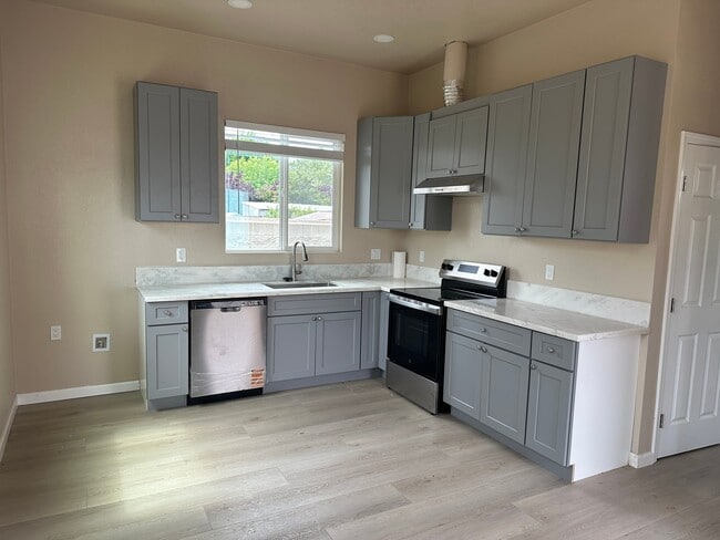 4228 76th St in Sacramento, CA - Foto de edificio - Building Photo