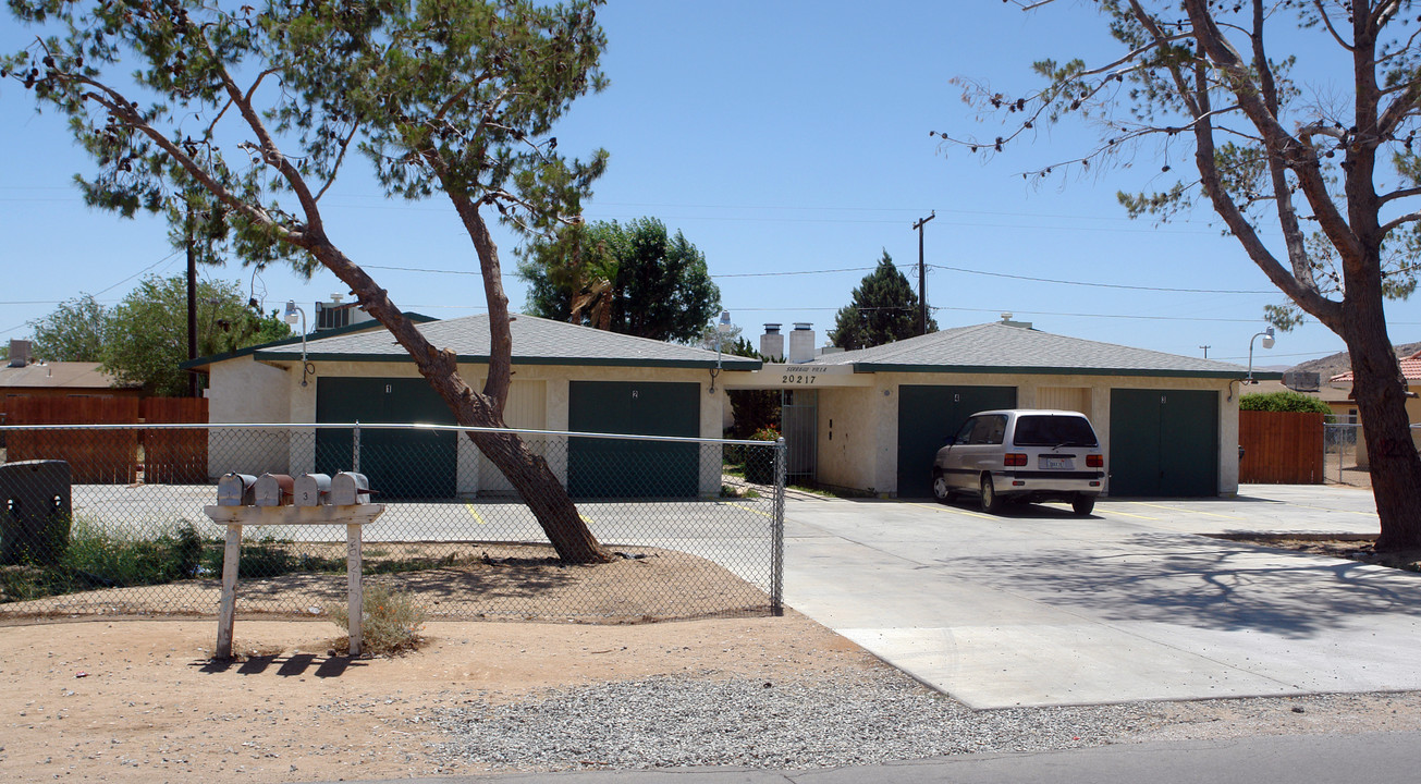 20217 Serrano Rd in Apple Valley, CA - Foto de edificio