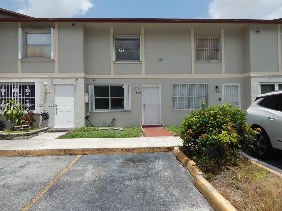 3995 W 9th Ct in Hialeah, FL - Foto de edificio
