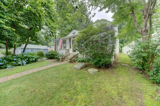 285 Deepwood Dr in Lebanon, CT - Building Photo - Building Photo