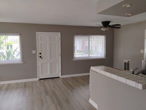 301 Santa Isabel Ave in Costa Mesa, CA - Building Photo - Building Photo