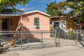 Palm Lakes Mobile Home Park in Miami, FL - Building Photo - Building Photo