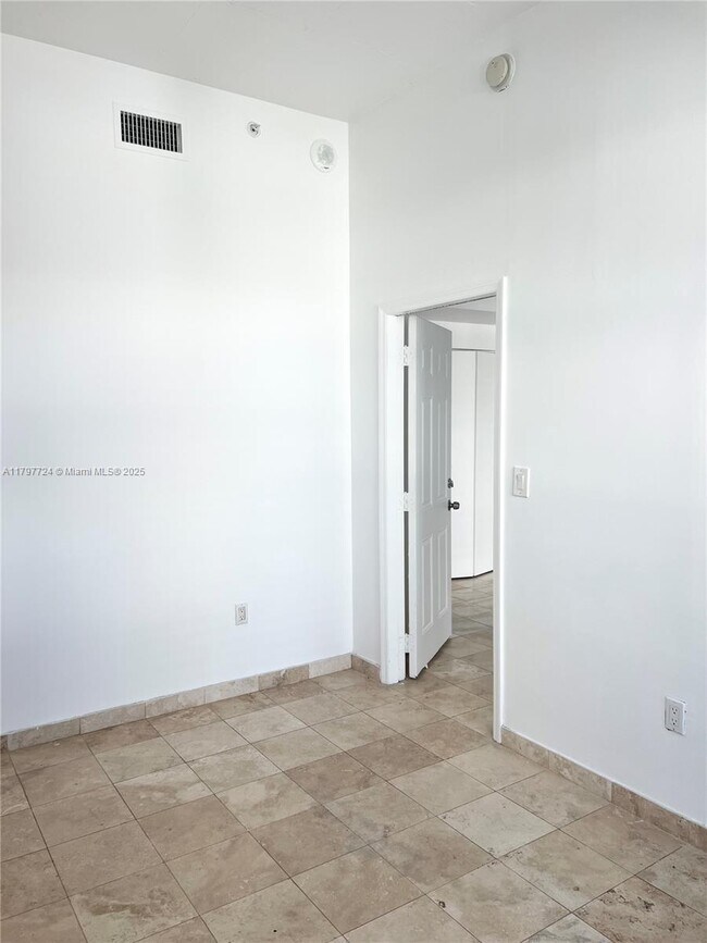 133 NE 2nd Ave, Unit 710 in Miami, FL - Building Photo - Building Photo