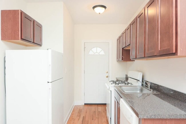 631 W Cornelia in Chicago, IL - Building Photo - Building Photo