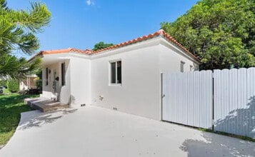 146 Ponce de Leon in Coral Gables, FL - Building Photo - Building Photo