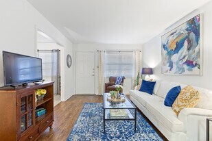 Edenborn Courts and Gardens in Metairie, LA - Building Photo