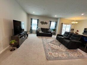 4000 Kapalua Ln in Jeannette, PA - Foto de edificio - Building Photo