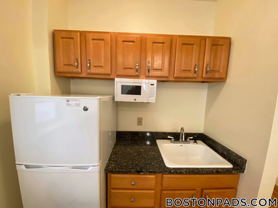 35 Park Dr in Boston, MA - Building Photo
