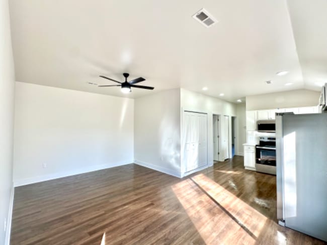 1215 Corporate Dr