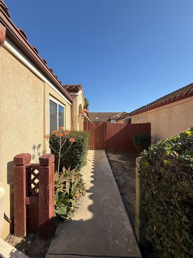 2422 Acacia St in Santa Maria, CA - Building Photo - Building Photo