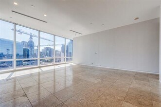 2430 Victory Park Ln in Dallas, TX - Building Photo - Building Photo