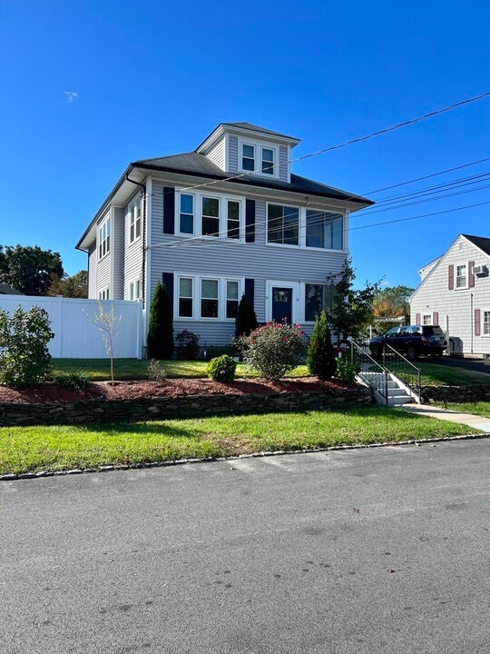 16 Davis Ave, Unit 1 in Cranston, RI - Foto de edificio