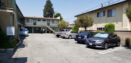 8051 7th St in Downey, CA - Foto de edificio - Building Photo