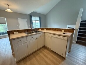 562 Spring Valley Dr in Lewis Center, OH - Building Photo - Building Photo